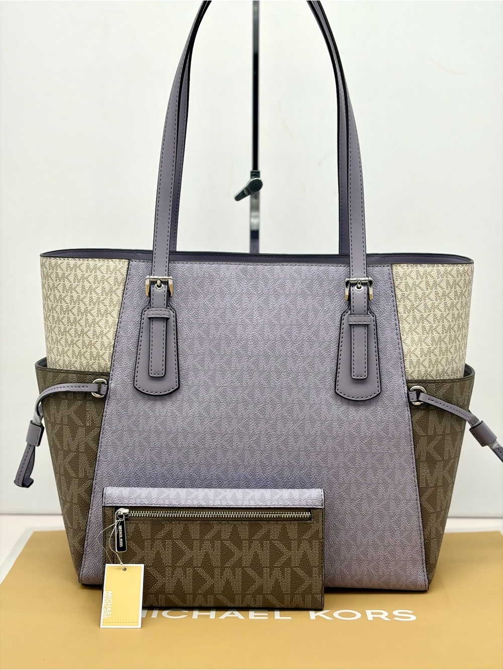 Michael Kors Voyager MK Logo
Tote Shoulder Bag with Matching
Wallet Lilac Multi - Picture 3 of 14
